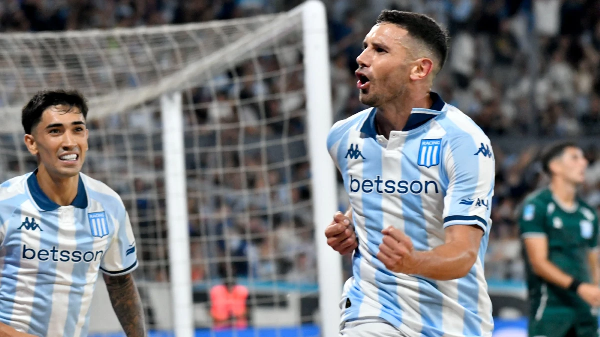 Foto: “Maravilla” Martínez celebra el primer tanto de Racing mientras se le acerca su asistidor Santiago Solari.