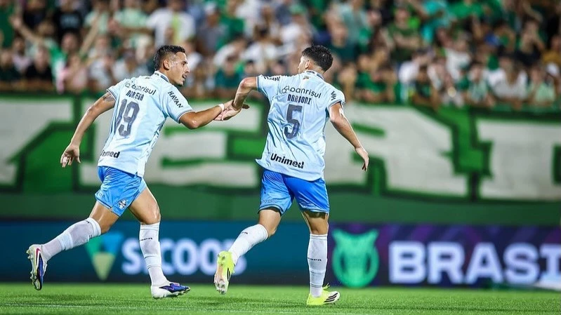 Foto del Brasileirão Betano (@Brasileirao). El peruano Erick Noriega felicita a Juan Nardoni por su gol.