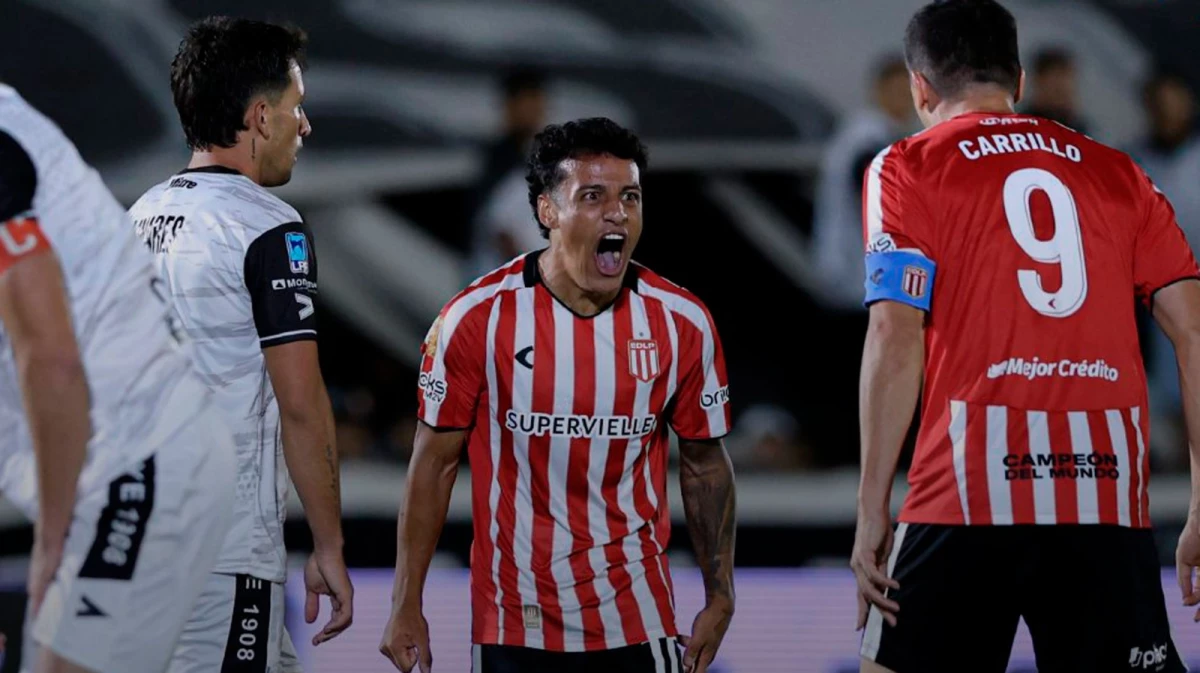 Foto: Tiago Palacios festeja su segundo gol con el capitán estudiantil Guido Carrillo.