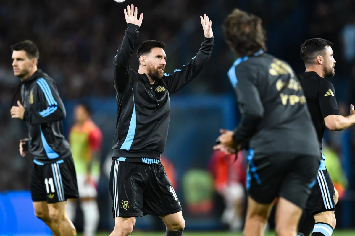 Messi saluda a la Bombonera antes de enfrentar a Perú en noviembre de 2024. Foto: Cris Sille