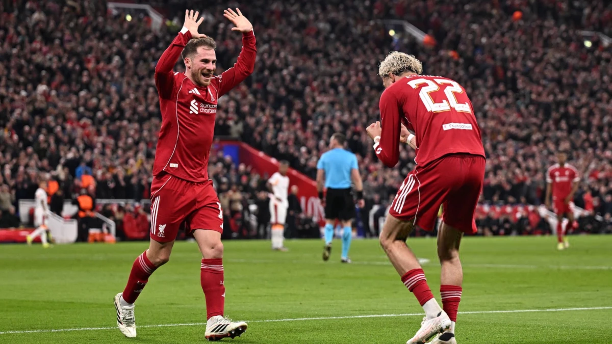 Macca se acerca a festejar un gol con su compañero Ekitike. foto: @uefa.