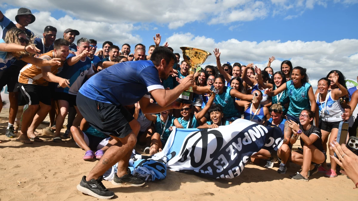 El festejo de la UNPAZ tras quedarse con la Copa JUPLA. Foto: Prensa FeDUA