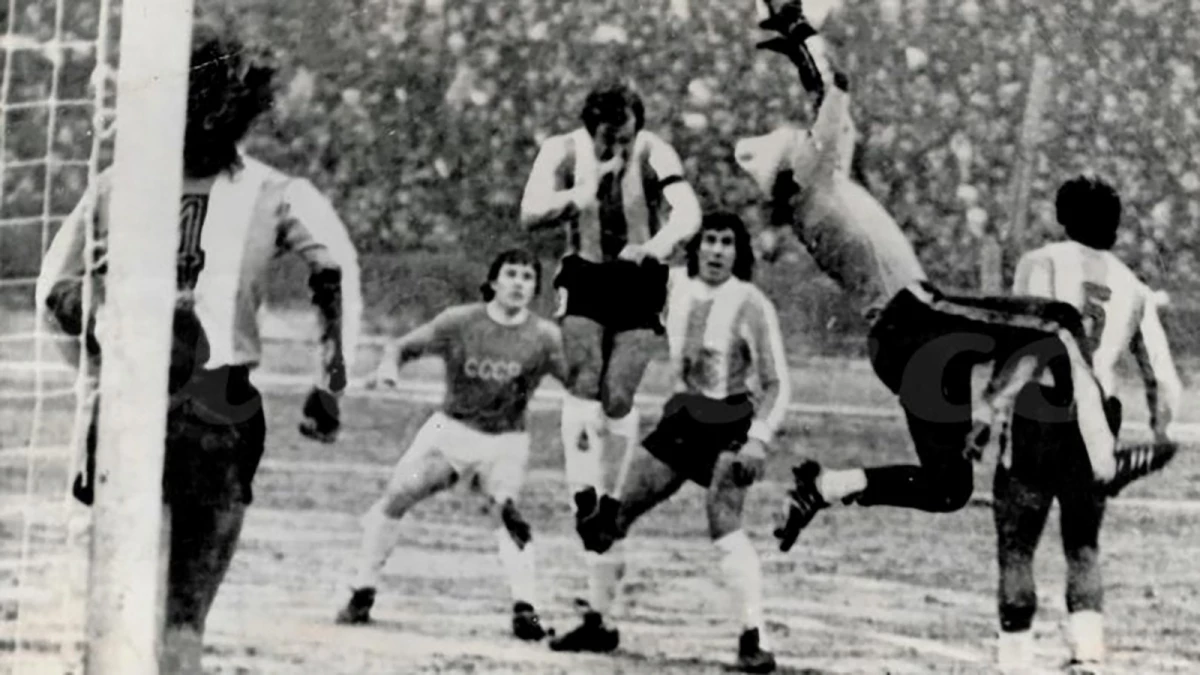 En medio de la nieve y el frío, Hugo Gatti contiene una pelota en medio del avance de la Unón Soviética | Foto: AP&nbsp;