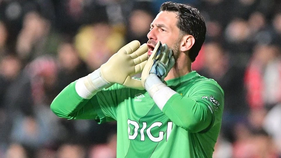 Batalla, líder del Rayo Vallecano, da ordenes en pleno partido ante los turcos. foto: @uefa.