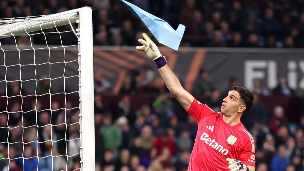 Dibu juega con un avioncito de cartulina que le arrojaron sus hinchas para festejar. foto: @uefa.