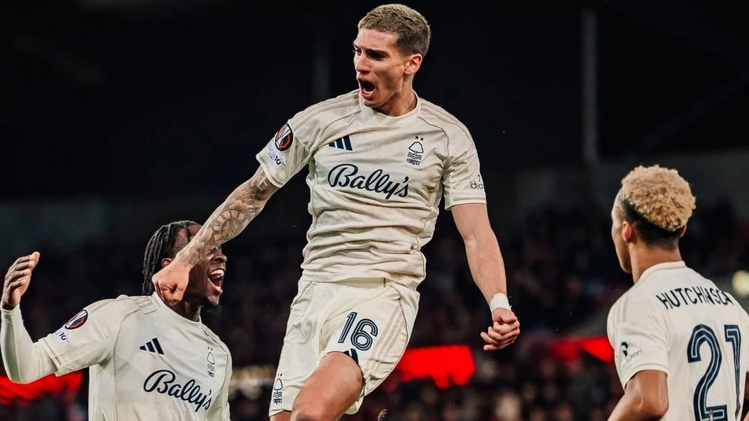 Alado salto de Nico Domínguez para festejar su gol y la clasificación del Nottingham. foto: @uefa.