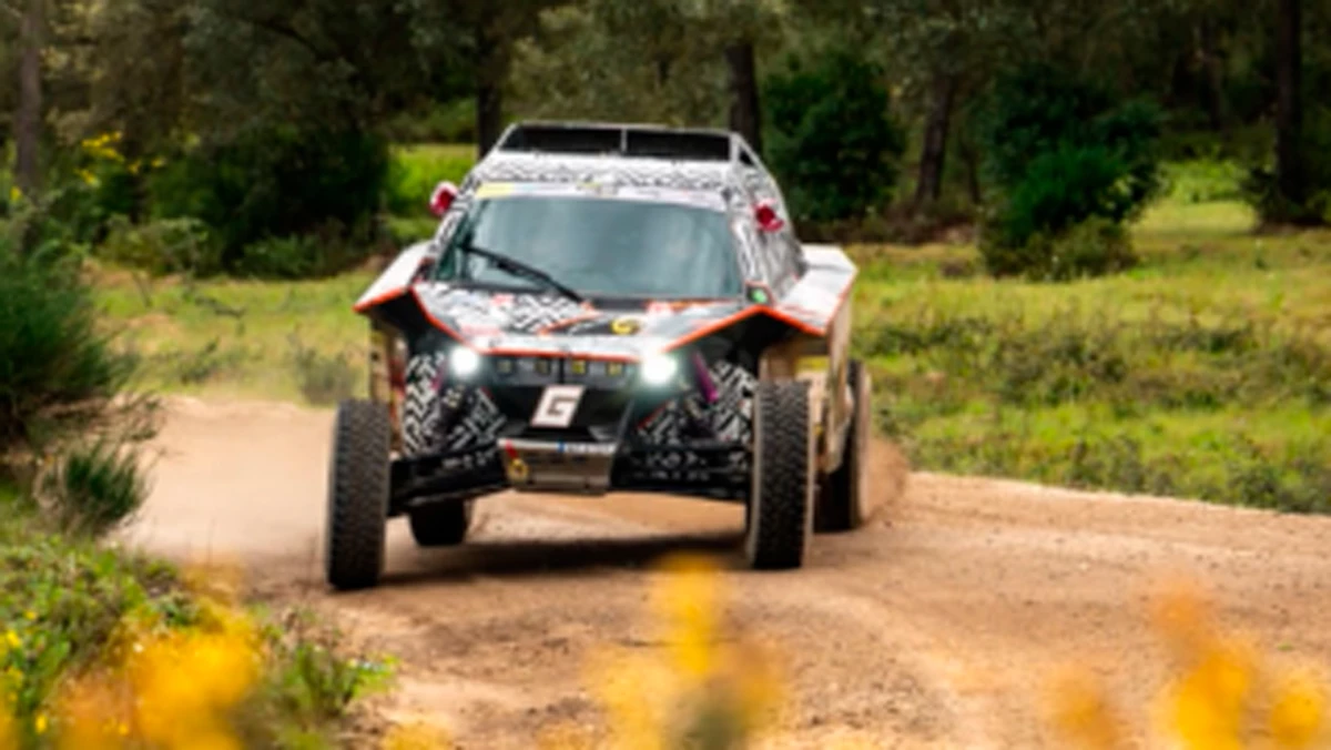 El Ecko del KTM X-Bow Powered by G-Rally Team con Sanz y KLaassen en acción en su llegada a España | de Foto: IG @AugustoSanz