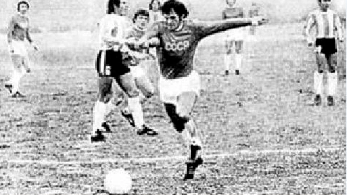 Oleg Blokhin, talento soviético y figura inolvidable de una selección que marcó una época, pero que chocó ante Argentina y Gatti | Foto: AP