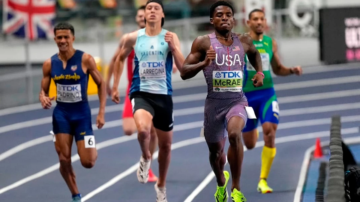 Elian Larregina, segundo en la serie de los 400 metros, mano a mano con Khaleb McRae, ganador y candidato al oro | Foto: IG cada.atletismo