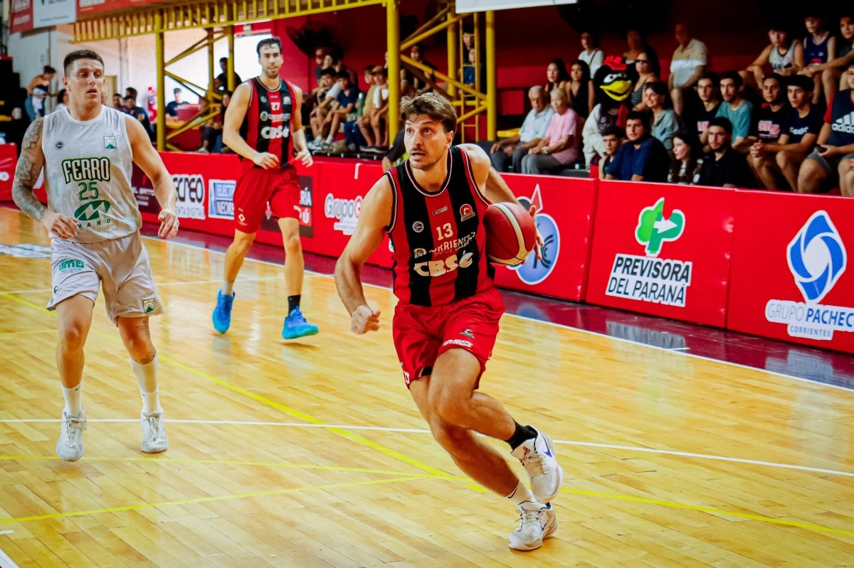Foto: Prensa LNB. Salvador Giletto va hacia el aro con la intención de anotar. Ganó San Martín ante Ferro en Corrientes
