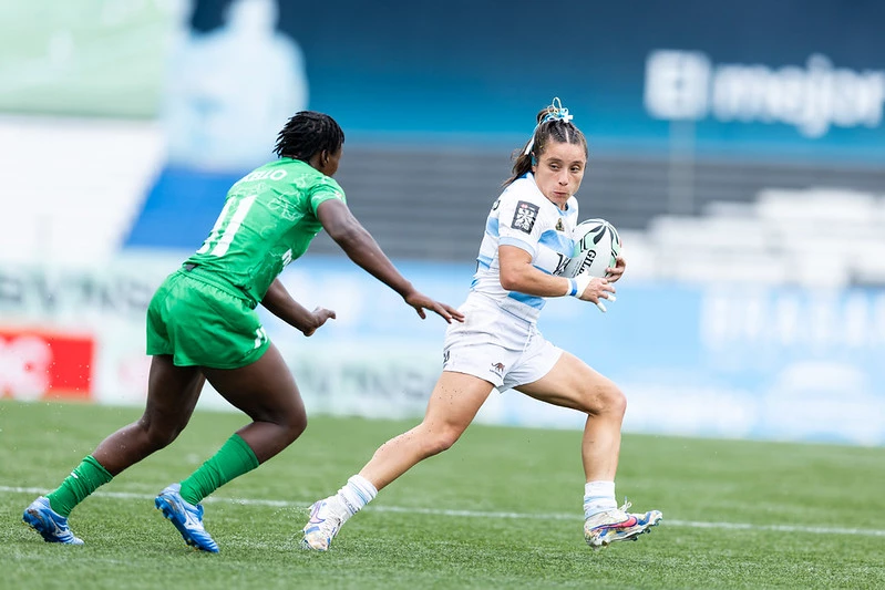 Foto: Paula Pedrozo se lleva la pelota y la marca de una jugadora keniata en un partido que las Yaguaretés perdieron sobre el final