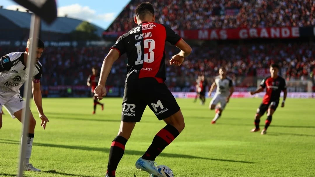 Matías Coccaro maneja el balón para Newells. foto: @afa.