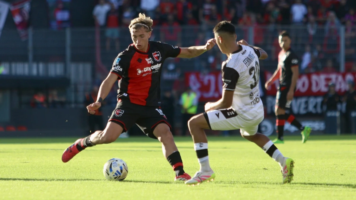 Jugadores de Newells y el Lobo mendocino pelean por la pelota en el Coloso Bielsa. foto: @afa.