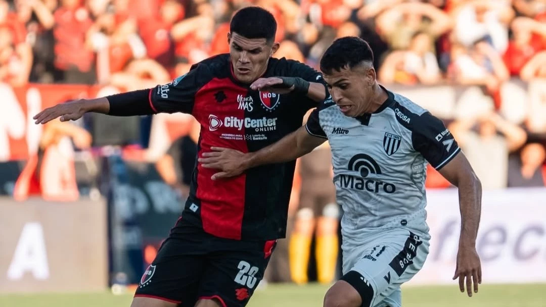 Escenas del trabajoso primer triunfo de Newells en este torneo. foto: @afa.