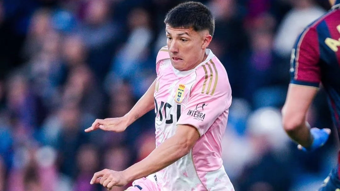 Thiago Fernández sigue sumando experiencia en el Oviedo. @laliga.