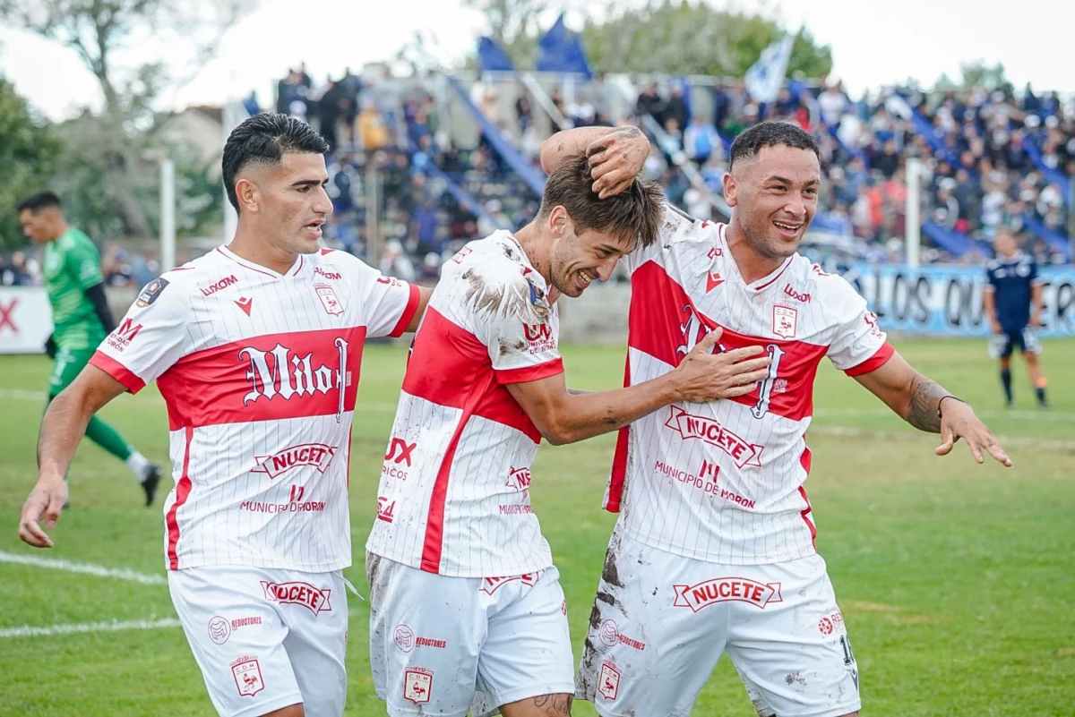 Foto:@depmoronoficial. El Gallo goleó en Boulogne y se situó arriba de la zona A