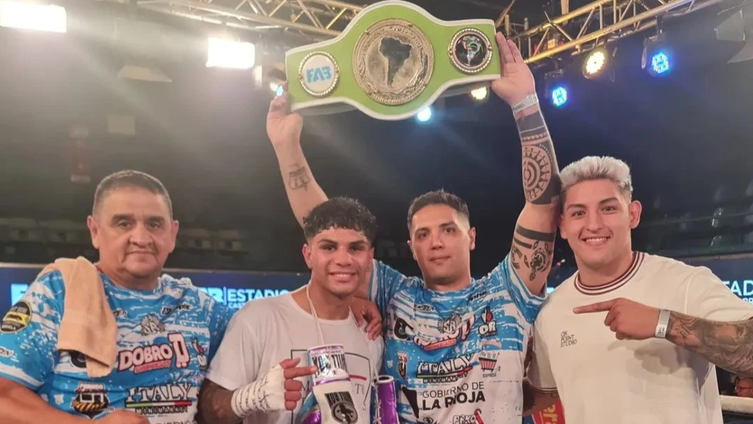 El festejo de Sansón Rosa con su equipo y el cinturón. Foto: @dai_total