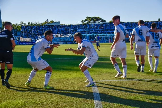 Foto:@TemperleyOk. El ingresado Hauche festeja el gol que le dio el triunfo a Temperley