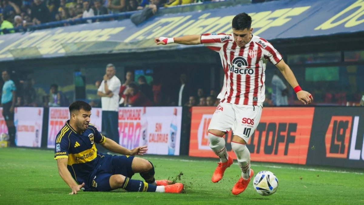 Foto:@InstitutoACC. Alex Luna busca desbordar a Marcelo Weigandt. Boca ganó luego de cuatro empates en hilera en la Bombonera