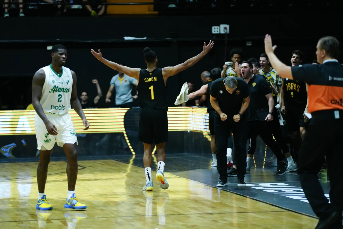 Foto: Prensa Obras Basket. El equipo local reaccionó a una desventaja de 21 tantos y se quedó con la victoria frente a Atenas de Córdoba