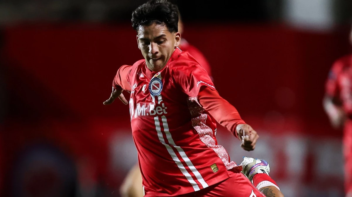 Foto:@AAAJoficial. López Muñoz se fue lesionado y el BIcho ya lo sufre. Sobre el final, Argentinos festejò en el duelo barrial ante Platense