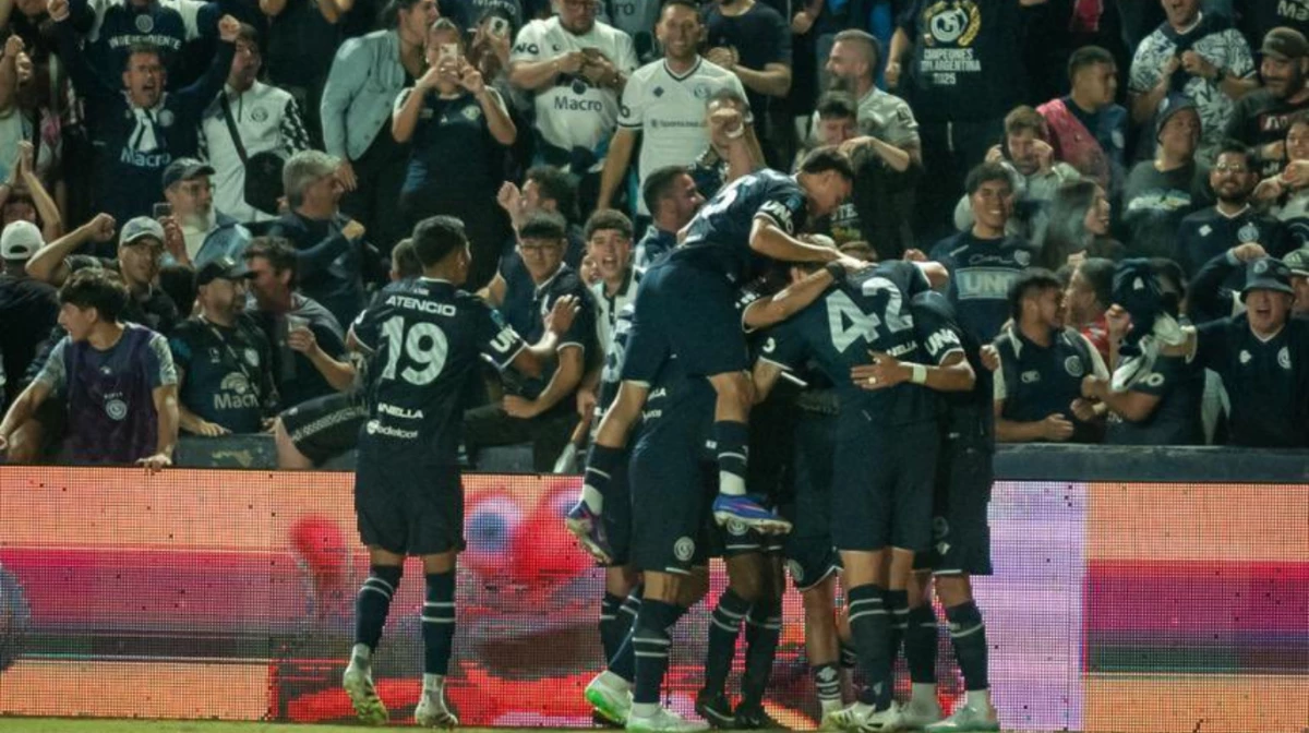 Foto:@CSIRoficial. El mediocampista Gómez festeja la apertura para la Lepra, que le ganó bien a Rosario Central por 2-0