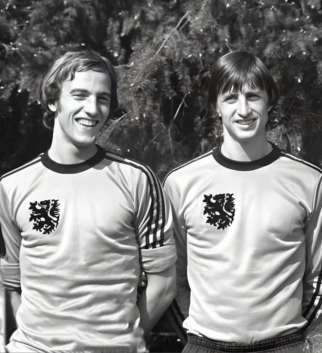 Foto: Con su compañero del seleccionado de Holanda, el también fallecido Johan Neeskens, otrora emblema del Barcelona.&nbsp;