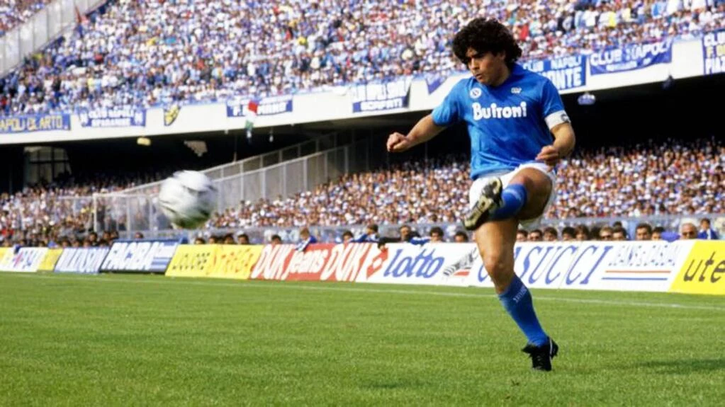 Foto: Diego Maradona brillando en el estadio San Paolo con la camiseta de Napoli, el club donde jugó durante siete años