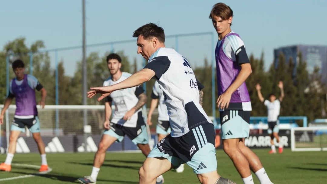 Messi juega y Nico Paz observa. Foto: @Argentina.