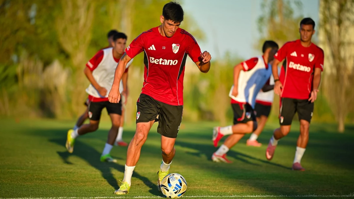 Foto: River. Lautaro Rivero hace trabajos con pelota la principal actividad de la mini pretemporada del equipo de Coudet.&nbsp;
