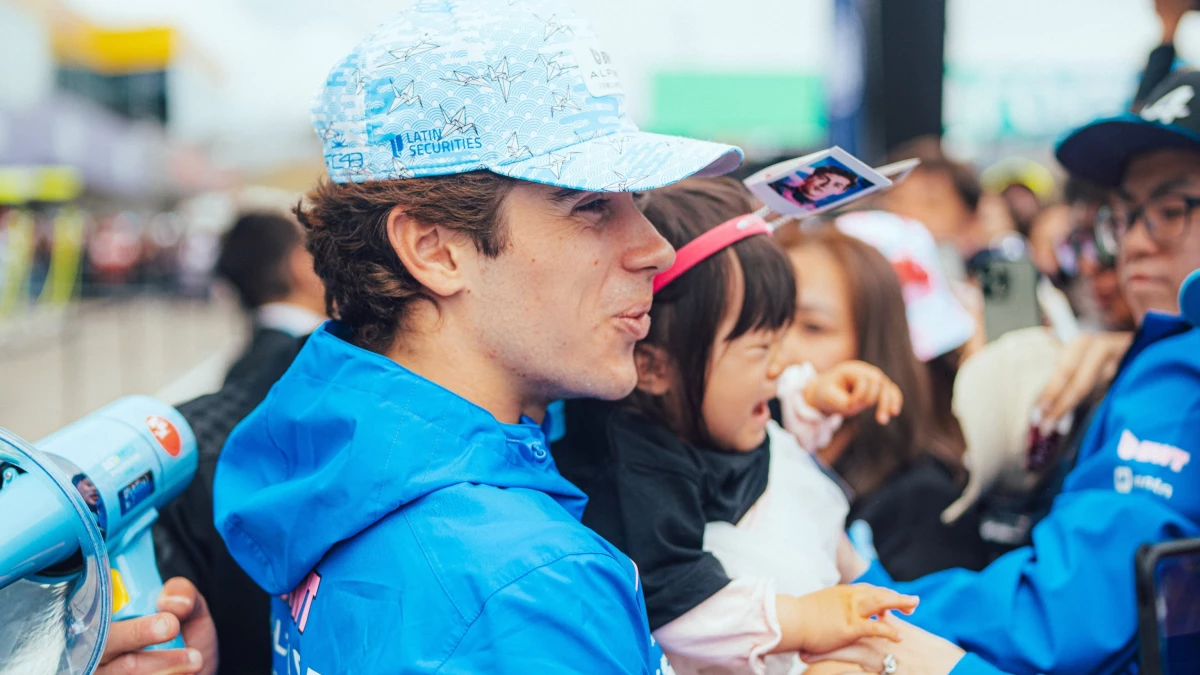 Franco Colapinto saluda a sus fanáticos en el circuito de Suzuka, Japón. (Foto: @AlpineF1Team)