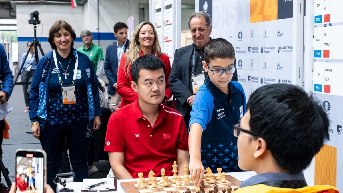 Faustino Oro junto al Gran Maestro chino y campeón mundial de ajedrez, Ding Liren, en Budapest 2024.
