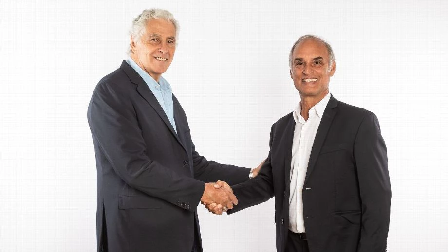 Foto: El presidente saiente, Gabriel Travaglini, saluda al nuevo titular de la UAR, Félix Páez Molina, elegido por cuatro años