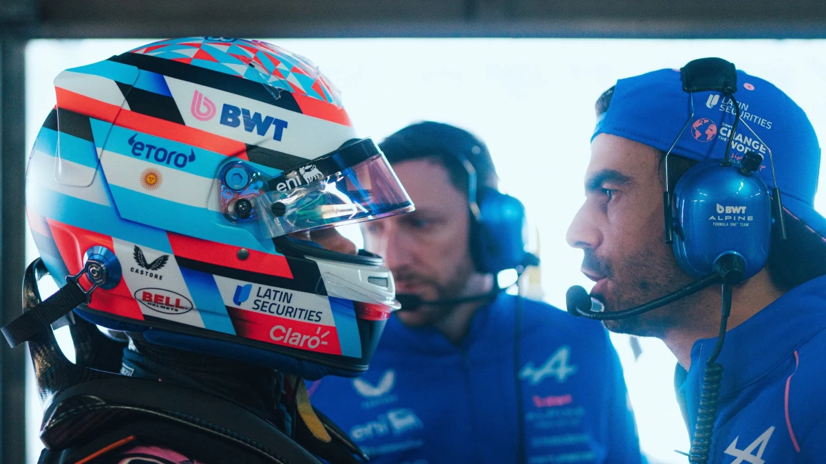 Franco Colapinto realizó una maniobra peligrosa contra Verstappen y recibió una advertencia de la FIA en Suzuka. (Foto: @AlpineF1Team)