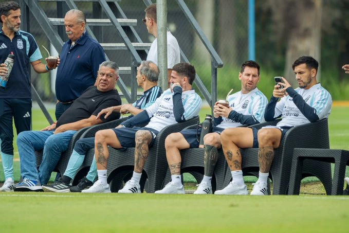 Lionel Messi, junto a Rodrigo De Paul y Leandro Paredes, vieron la derrota del Sub 20. Foto: @Argentina