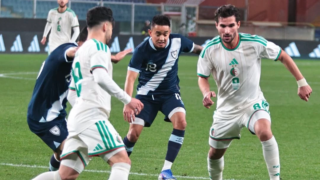 Houssem Aouar se saca de encima a defensores de Guatemala. foto: @fifa.