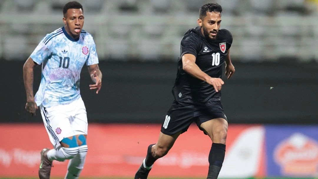 Mousa Tamari, de Jordania, deja atrás a un futbolista costarricense. foto: @fifa.