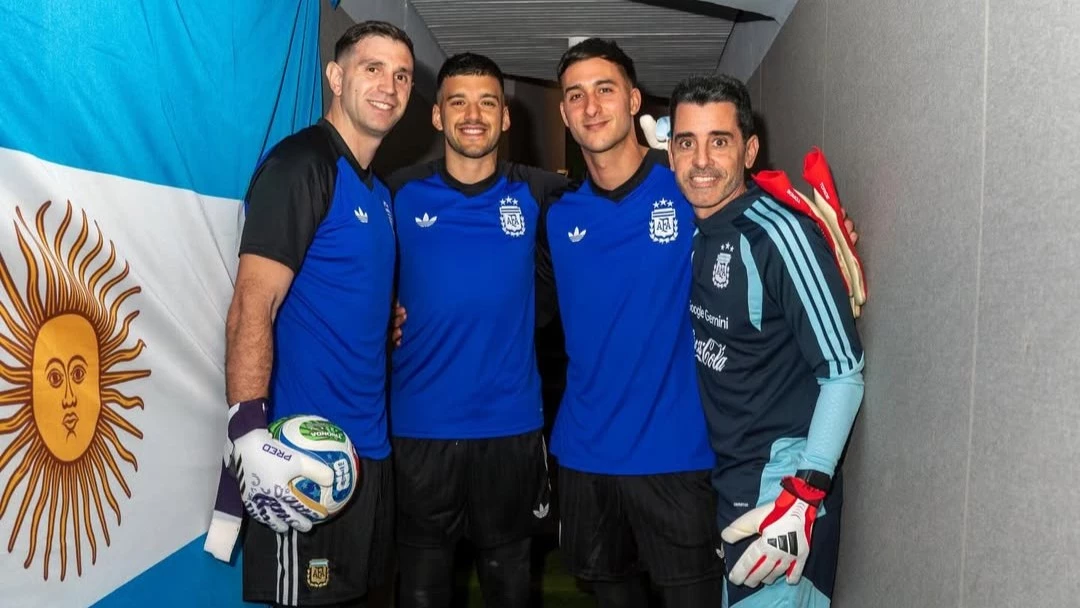 Dibu Martínez, Rulli y Musso se perfilan para ser los 3 arqueros en el Mundial.