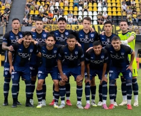Foto:@Tristán_Suárez. Con gol de Almada, el Lechero se impuso a Almirante Brown