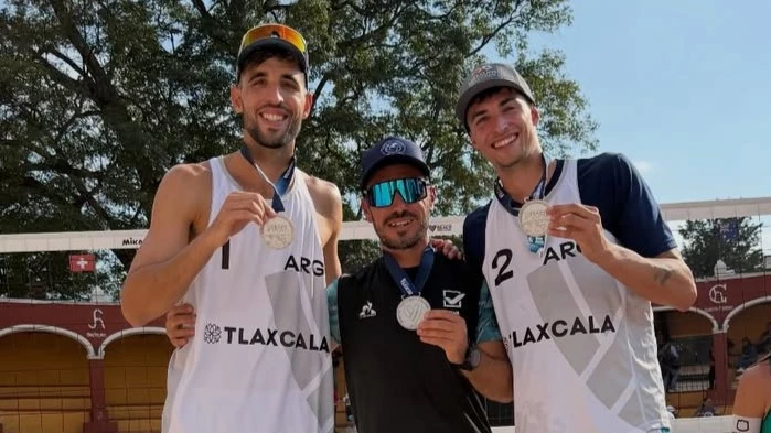 Los hermanos Capogrosso con la medalla de plata que consiguieron días atrás en Tlaxcala. Foto: FEVA.