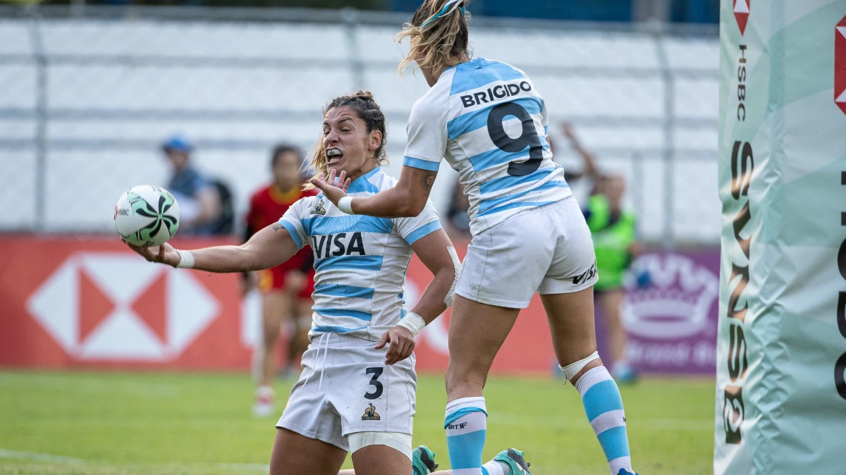 María Taladrid y Virginia Brígido festejan uno de los try del sábado. Foto: Bruno Ruas World Rugby