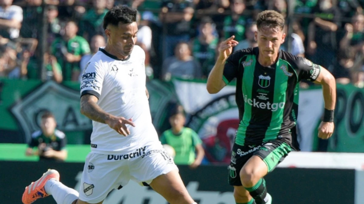 Foto:@NuevaChicago. En Mataderos sobró esfuerzo y entusiasmo. Faltó fútbol en el 0-0 en el Superclásico del ascenso
