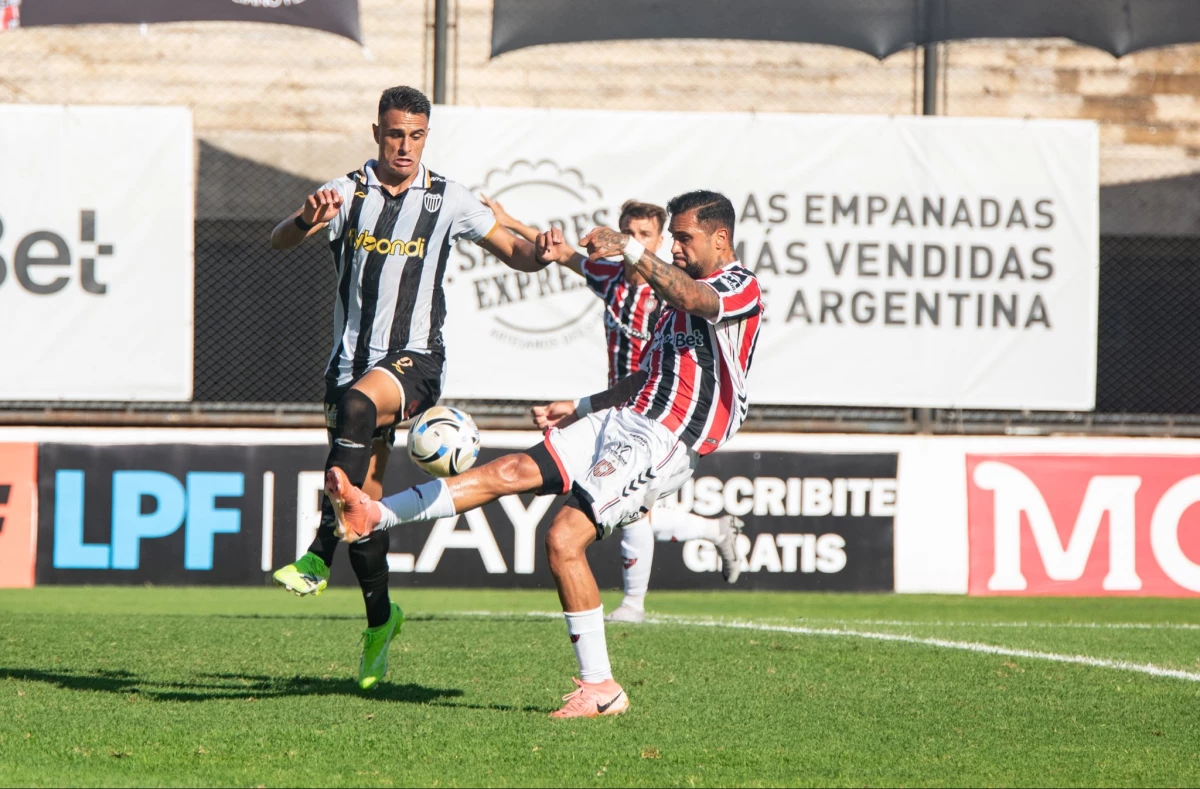 Foto:@EstudiantesOK. Contundente victoria del Pincha de Caseros que eyectó del cargo al técnico de Chacarita, Matías Modolo