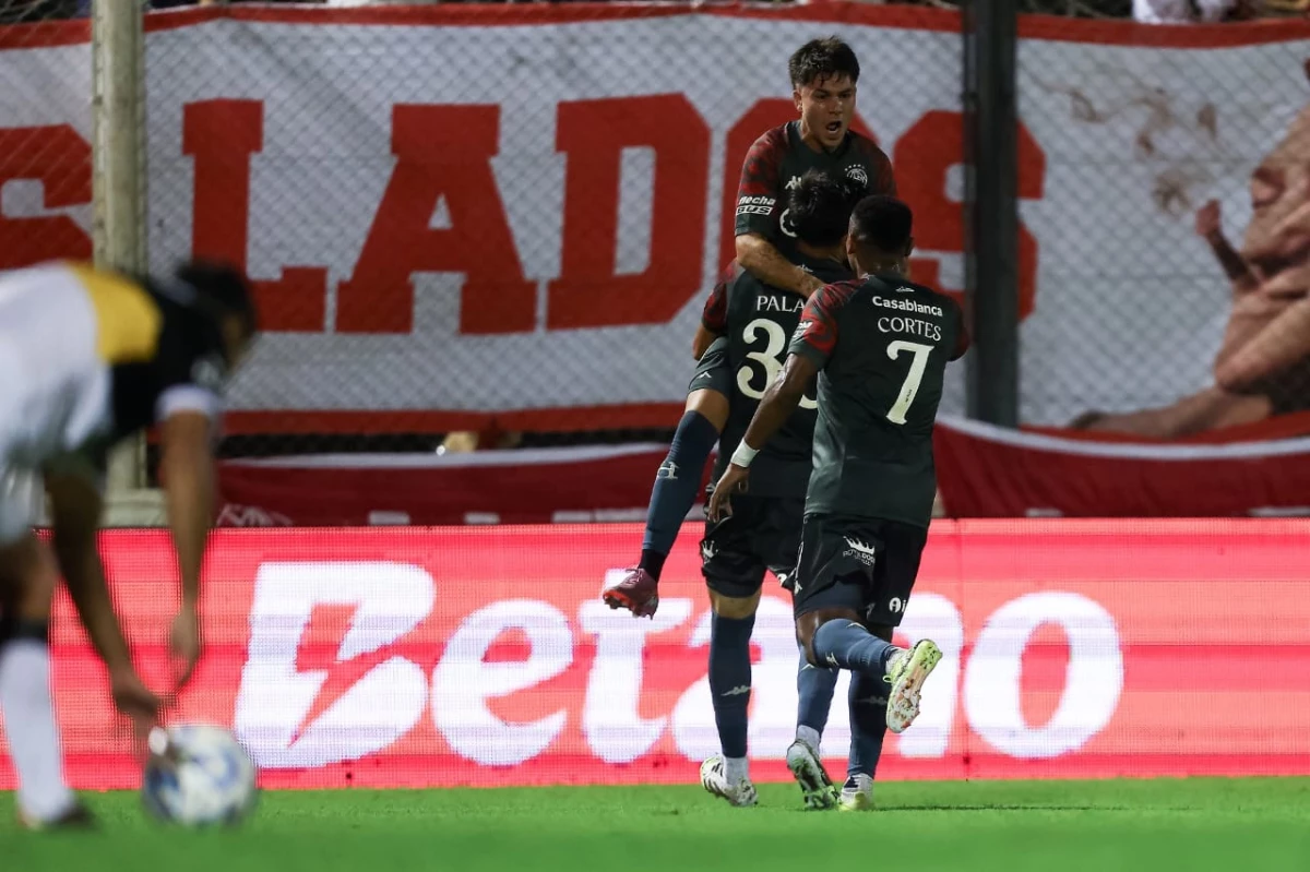 Foto: Lucas Blondel celebra con todo su golazo, el de la victoria de Huracán, con sabor a revancha después de su salida de Boca.