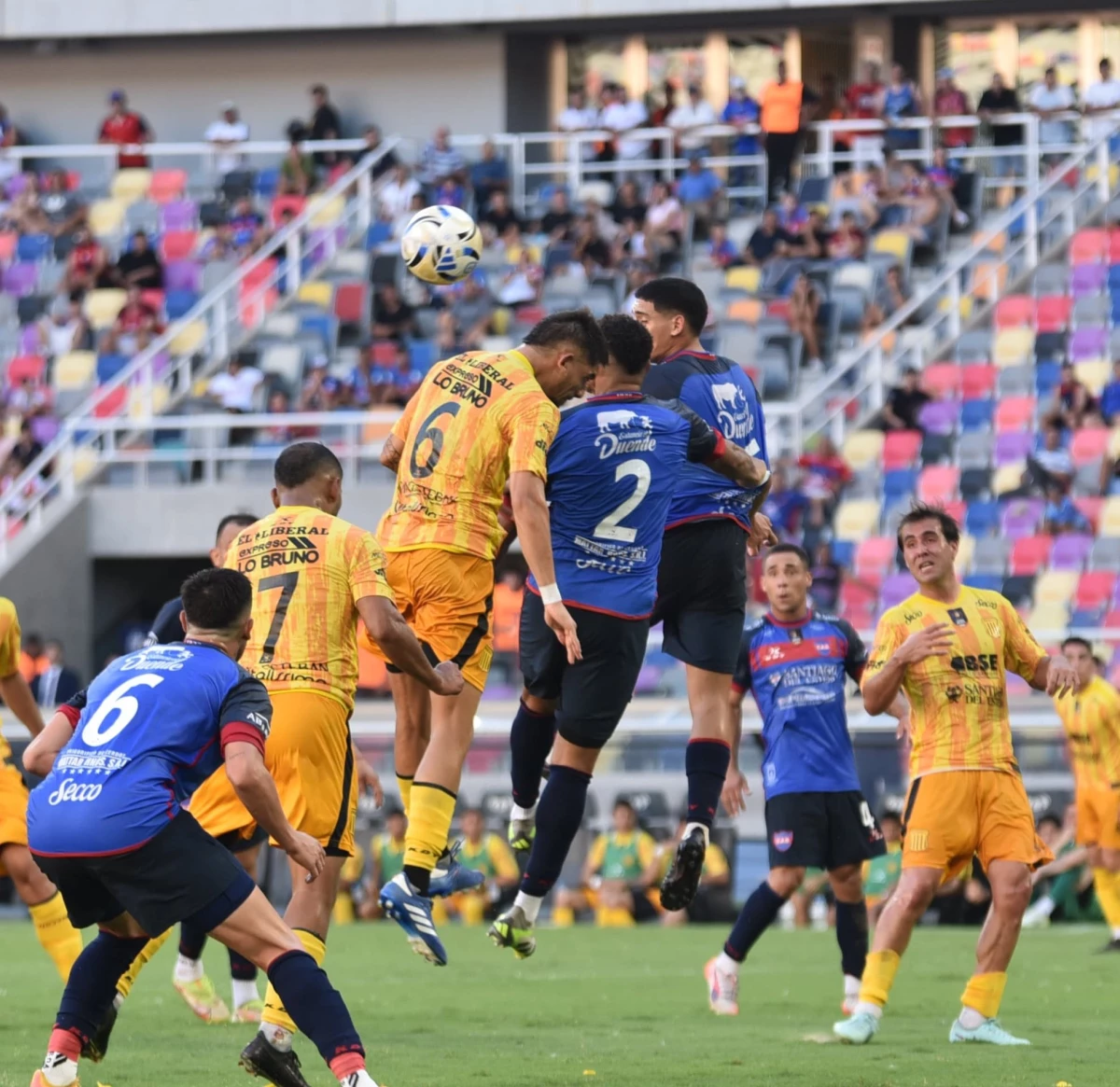 Foto: Guemes y Mitre empataron 2-2 en el Madre de Ciudades de Santiago del Estero