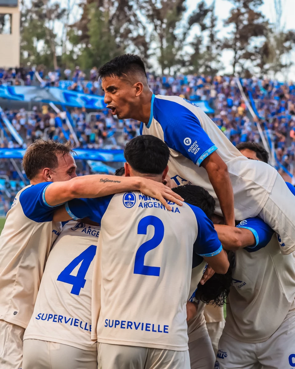 Foto:@ClubGodoyCruz. Los jugadores del Tomba son un racimo que festejan la victoria ante Maipù en el Malvinas Argentinas de Mendoza