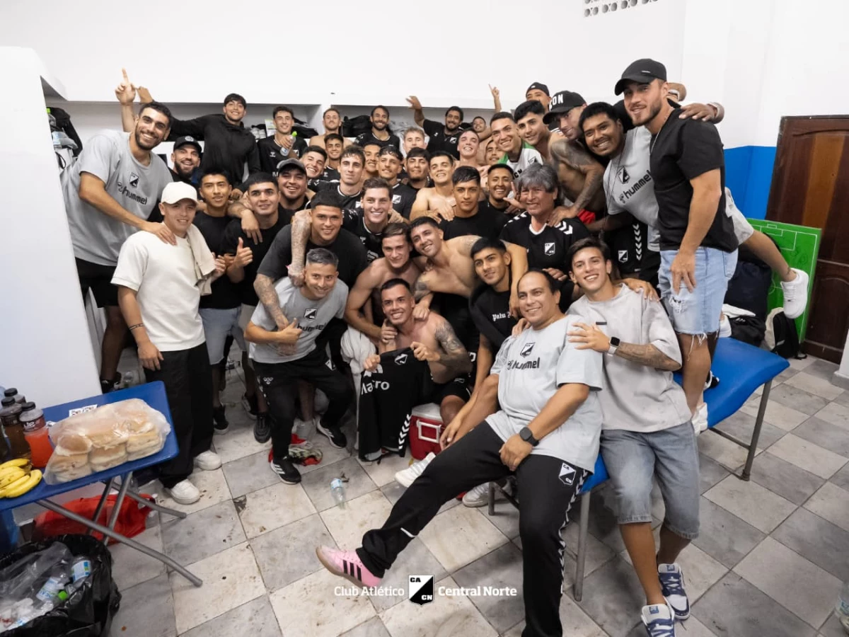 Foto:@CACNoficial. El festejo de los futbolistas de Central Norte, tras quedarse con el clásico salteño ante Gimnasia y Tiro