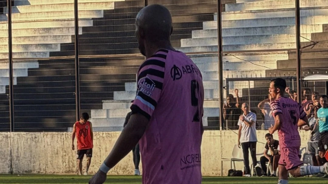 Foto:@RealPilar_FC. El delantero Marcos Riquelme fue autor de uno de los tantos con los que ganó Real Pilar a Argentino de Quilmes por 3-2