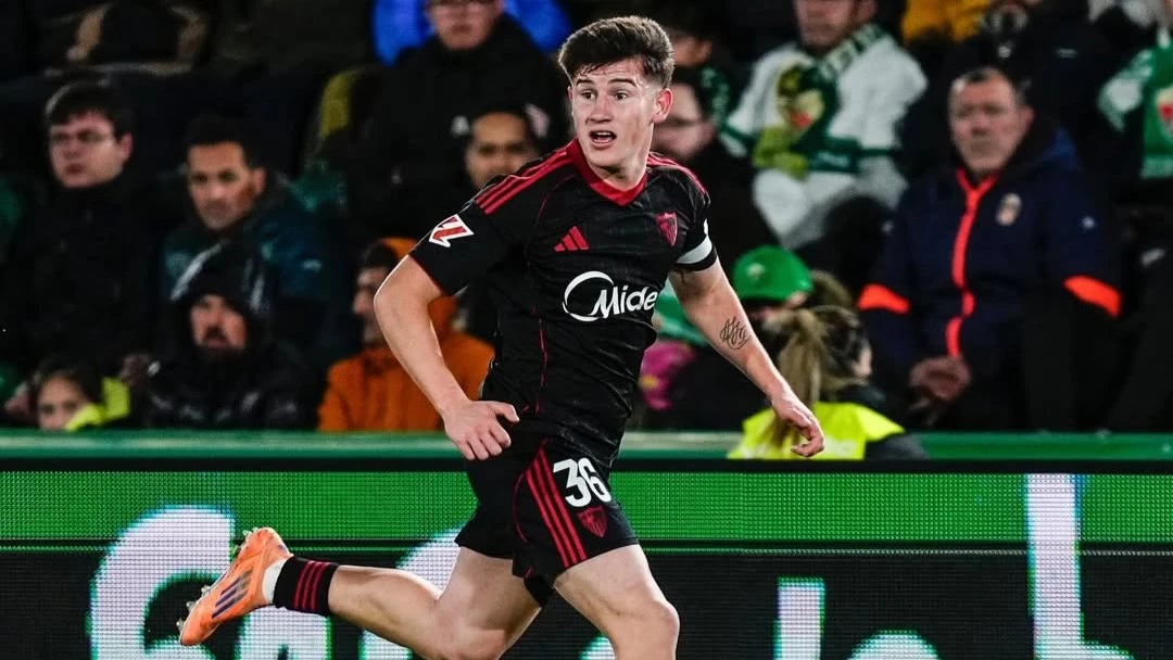 Foto: Joaquín Martínez Gauna “Oso”, el lateral volante izquierdo de Sevilla que Scaloni se guarda en la manga.