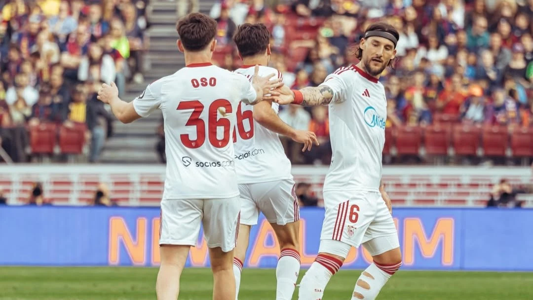 Foto: Oso es reconocido por sus compañeros tras anotarle el gol de descuento a Barcelona.